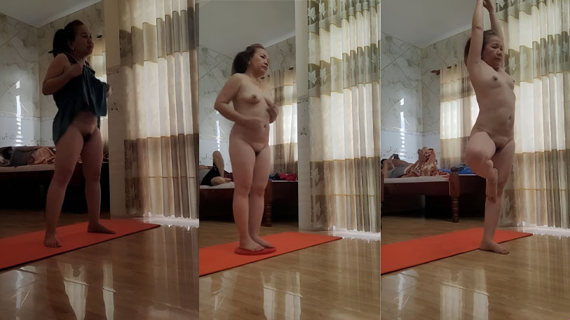 Uçak kızı savaşa girmeden önce egzersiz yapıyor
